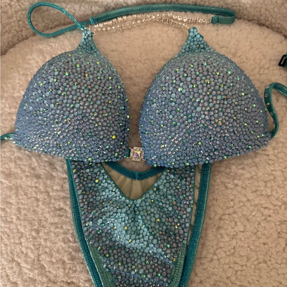 Dazzling Blue NPC Figure Suit - Picture 3 of 10